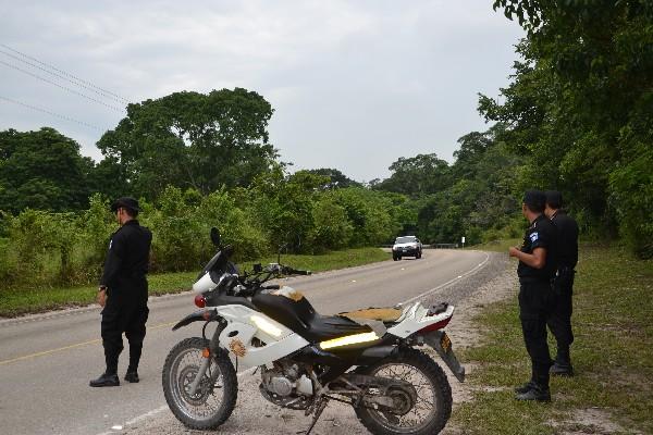 Agentes  de la PNC   vigilan carretera hacia Tikal. (Foto Prensa Libre: Archivo)