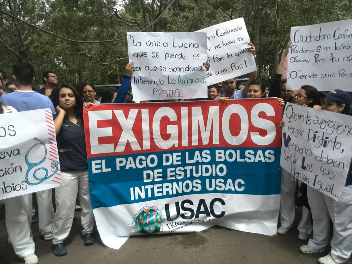 Los estudiantes demandan el pago pendiente de las becas, el cual corresponde a una ayuda económica de unos Q1 mil 200. (Foto Prensa Libre: É. Ávila)