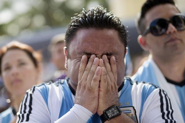 Afición de argentina llora la derrota contra Alemania. (Foto Prensa Libre: AFP)