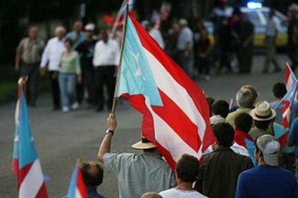 Miles de puertorriqueños manifiestan contra la implementación del IVA. (Foto. Prensa Libre: EFE).