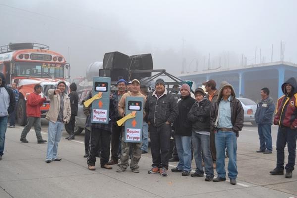 Transportistas de Sololá muestran una maqueta del sistema prepago.  (Foto Prensa Libre: Angel Julajuj)