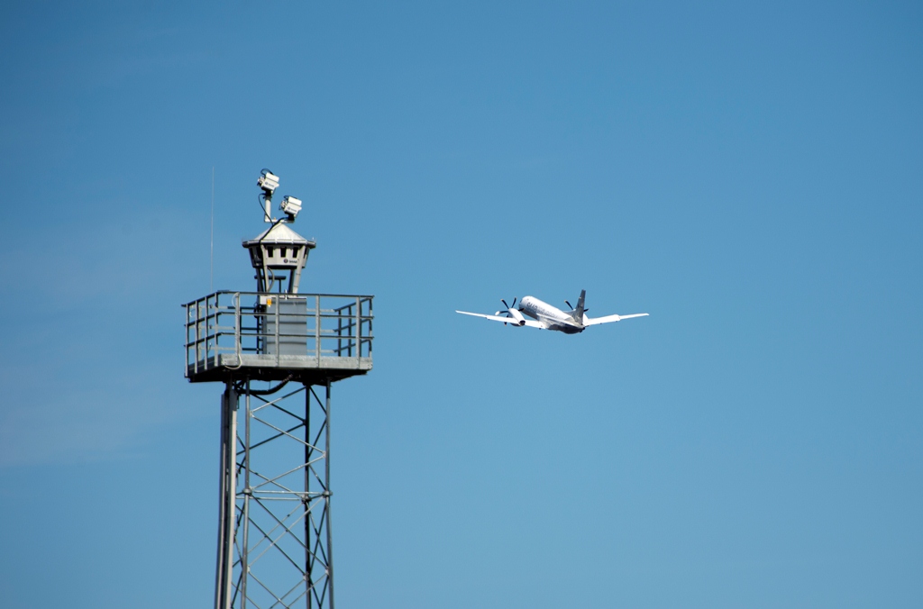 La torre de control en el aeropuerto de Ornskoldsvik, trabaja con cámaras de alta tecnología. (Foto Prensa Libre: AP)