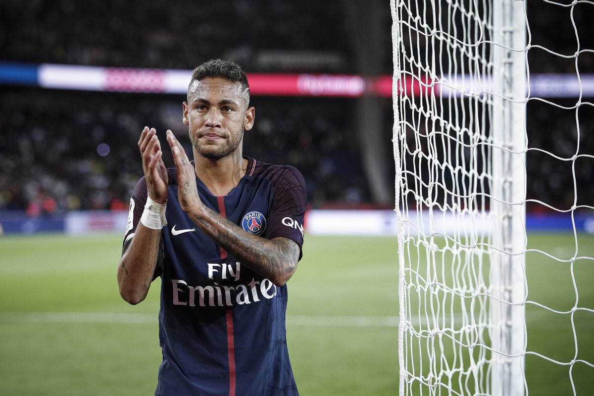 Neymar, vinculado ahora con el PSG, está brillando en la liga francesa. (Foto Prensa Libre: AP)