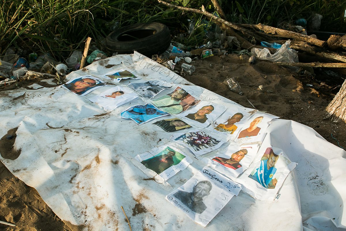 Un afiche muestra la imagen de los mineros fallecidos. (Foto Prensa Libre: EFE).