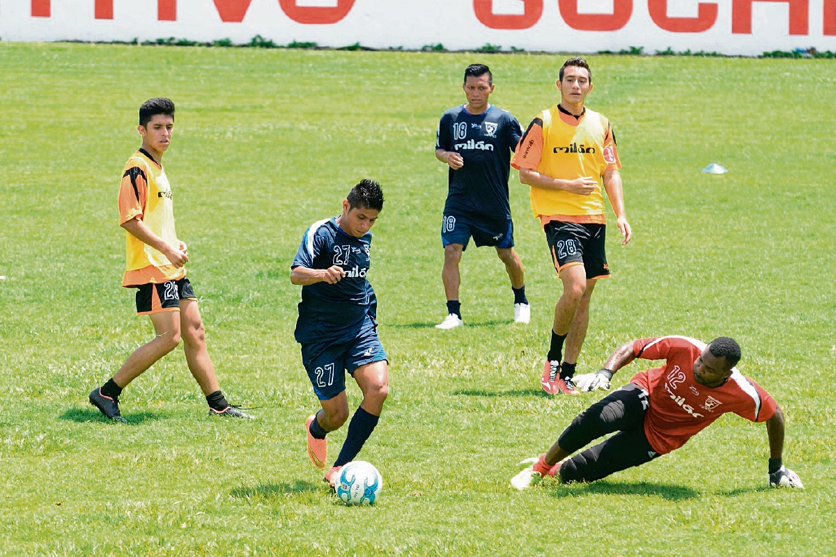 Los jugadores del Deportivo Suchitepéquez retornaron ayer a sus entrenamientos, de cara al partido de mañana. (Foto Prensa Libre: Omar Méndez)