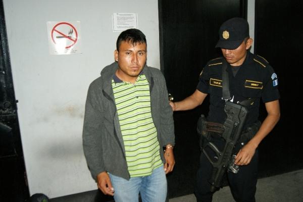 El presunto asaltante David Dolores Sintuj González es trasladado a la Policía de Chiquimula. (Foto Prensa Libre: Edwin Paxtor)