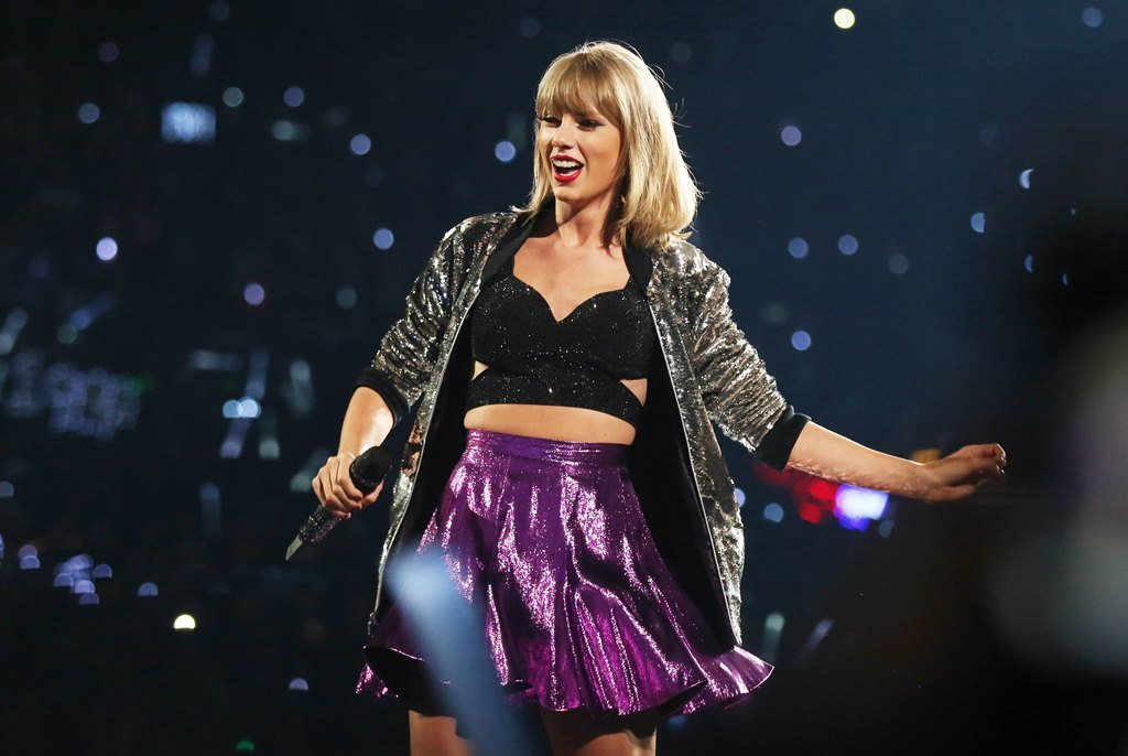 Taylor Swift durante un concierto en Los Ángeles que formó parte de la gira de su álbum 1989. (Foto Prensa Libre: AP)