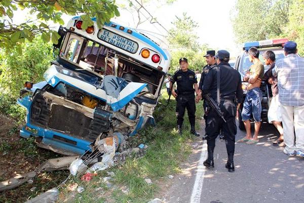 Una camioneta de los transportes Rosario se quedó sin frenos, atropelló a un motorista y chocó contra un camión en El Asintal, Retalhuleu. (Foto Prensa Libre: Rolando Miranda) <br _mce_bogus="1"/>