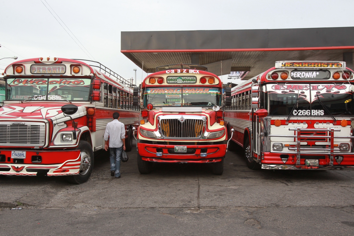 Entre 6 a 7 mil unidades de transporte de pasajeros serán renovadas sobre todo las conocidas como parrilleras, según empresarios. (Foto Prensa Libre: Estuardo Paredes)