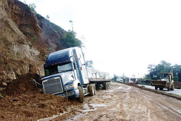 Maquinaria trata de despejar la vía para que pueda salir el tráiler. (Foto Prensa Libre: Édgar René Sáenz)<br _mce_bogus="1"/>