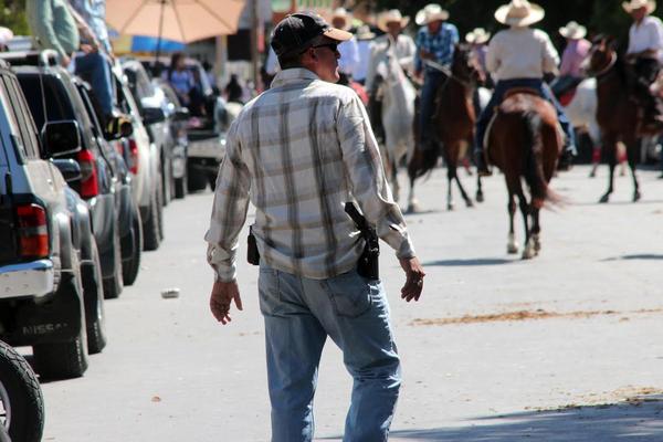 Portadores de armas de fuego irrespetan la Ley de Armas y Municiones al exhibir sus pistolas y escopetas.