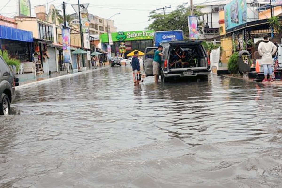 La lluvia registradas la noche del jueves y la madrugada de este viernes dejaron a algunas personas incomunicadas, ( Internet).