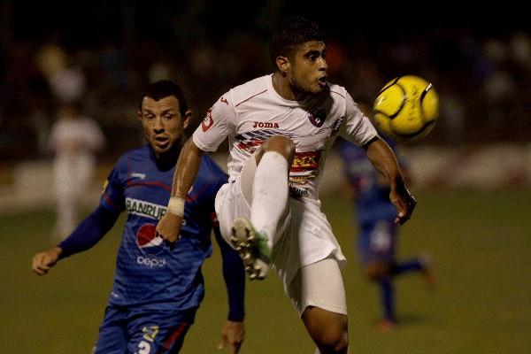 Hamilton López persigue a uno de los jugadores de Firpo en el duelo que se sostuvo  en  Usulután, El Salvador. (Foto Prensa Libre: cortesía Prensa Gráfica)