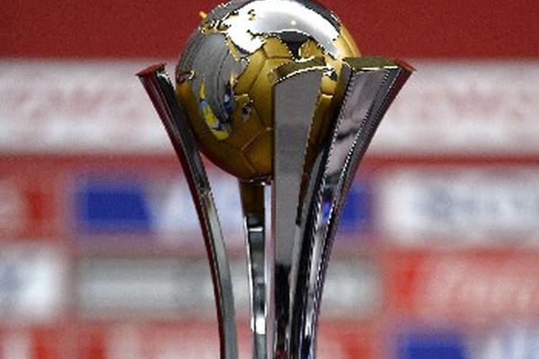 Este es el trofeo que será entregado al campeón del Mundial de Clubes del 2013. (Foto Prensa Libre: AFP)