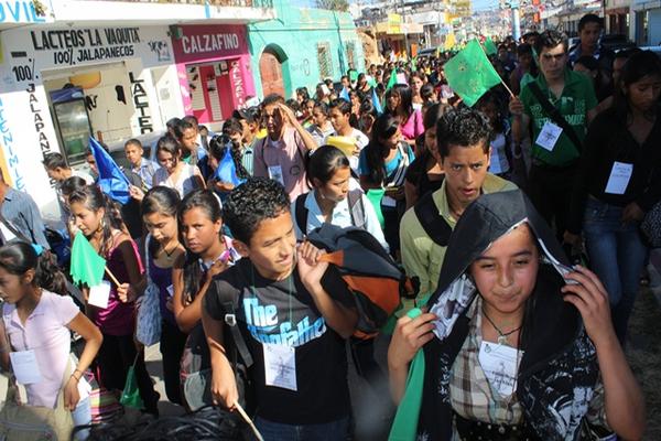 Gran cantidad de jóvenes realizaron una caminata por las calles de la ciudad de Jutiapa. (Foto Prensa Libre: Oscar González)