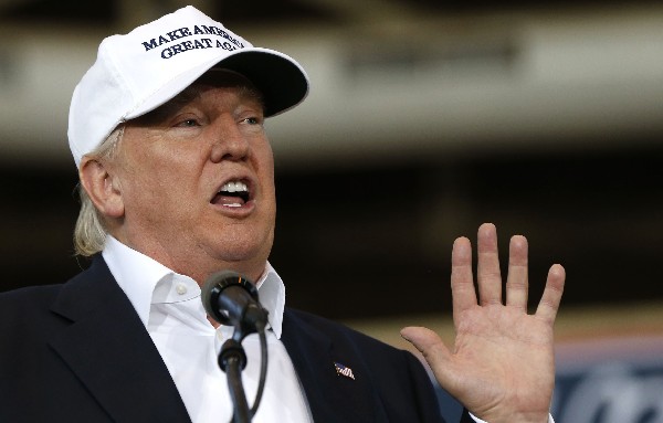 Donald Trump habla a un grupo partidarios en Des Moines, en el estado de iowa. (Foto prensa Libre: AP).