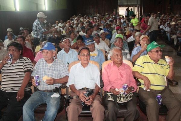 Padres de familia participan en la celebración del Día del Padre, en Escuintla. (Foto Prensa Libre: Melvin Sandoval) <br _mce_bogus="1"/>