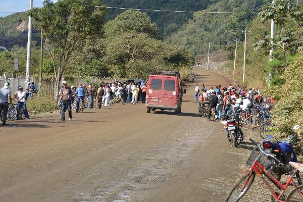 Vecinos obstruyen  carretera en El Estor.