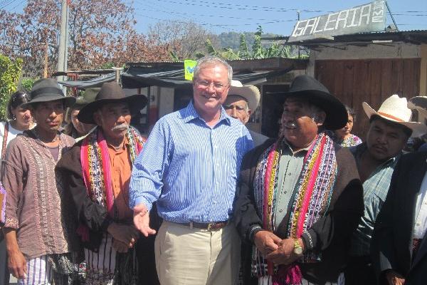 El embajador canadiense —centro—  saluda a las autoridades indígenas  de Santiago Atitlán.