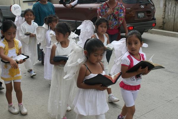 Niños de San Cristóbal Verapaz participan en caminata por el Día de la Biblia. (Ángel M. Tax)<br _mce_bogus="1"/>