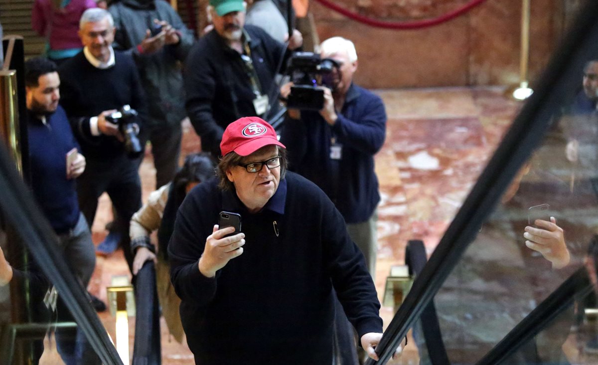 Michael Moore participó en las protestas frente a los edificios del magnate. (Foto Prensa Libre: AFP)