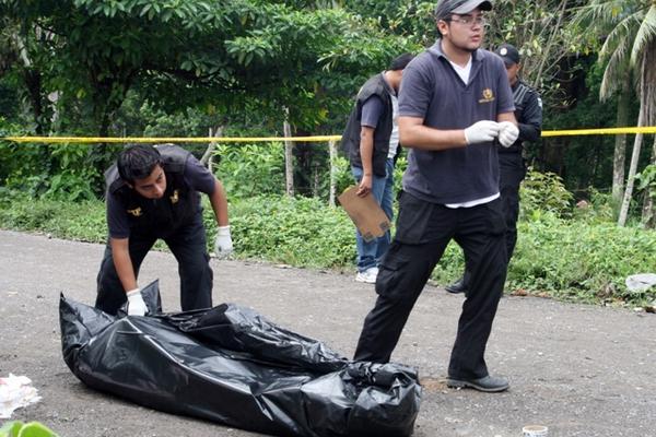 Fiscales del Ministerio Público concluyen recopilan evidencias en el lugar donde hallaron a Alcides Molina. (Foto Prensa Libre: Edwin Perdomo)<br _mce_bogus="1"/>