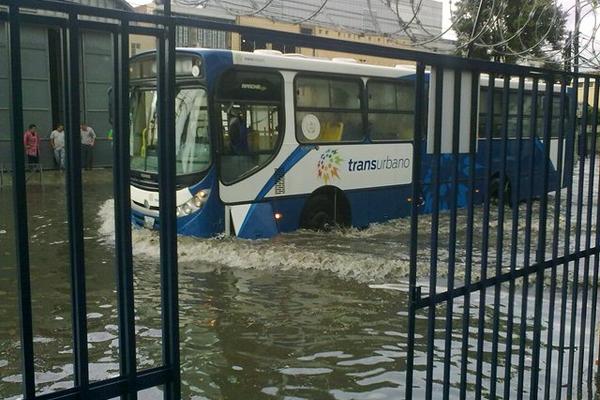 En la 4 avenida de la zona 9 fue captada esta imagen que muestra a un autobús atrapado en una calle inundada. El agua pluvial se acumula por la falta de mantenimiento en los tragantes.<br _mce_bogus="1"/>