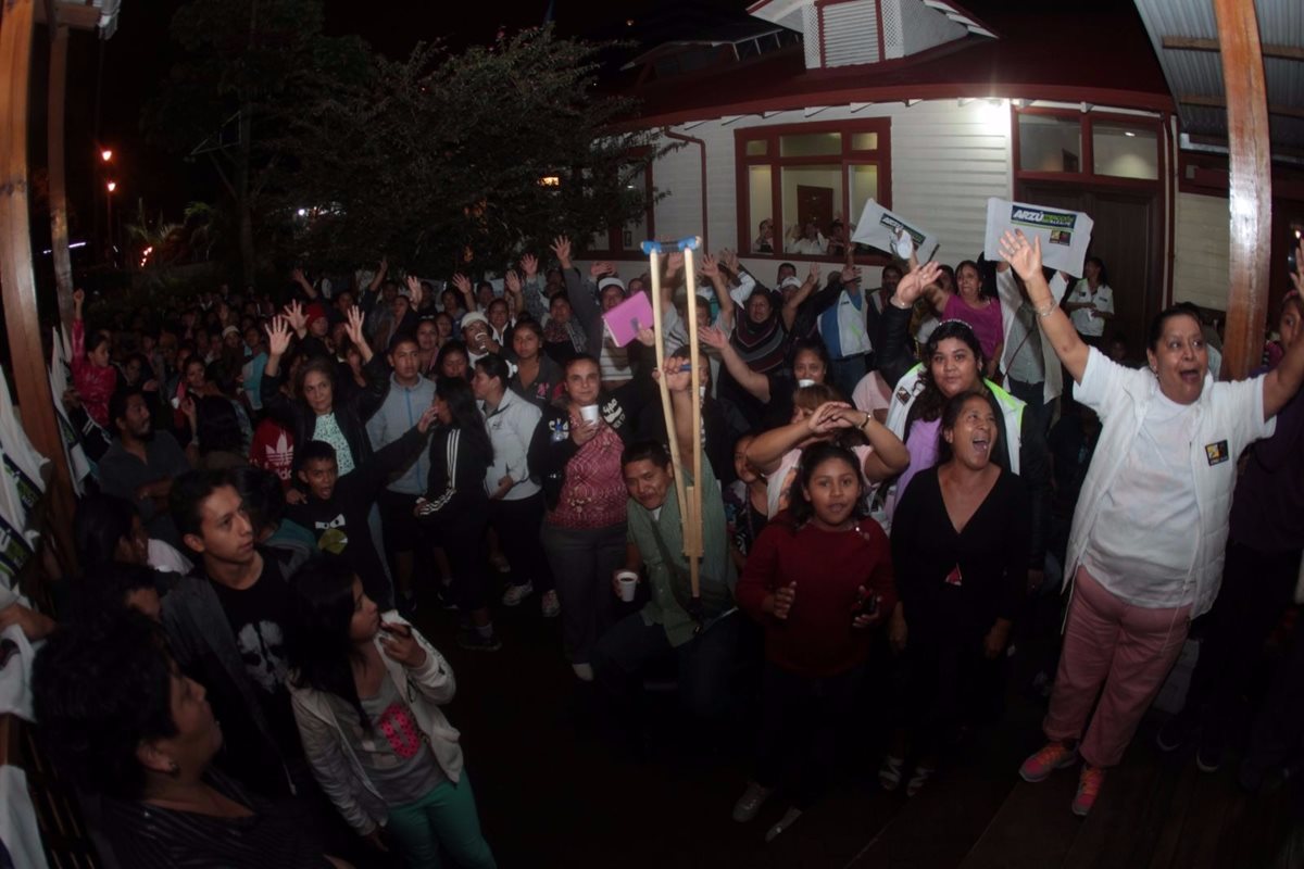 Simpatizantes de Álvaro Arzú celebran la virtual reeleción del alcalde. (Foto Prensa Libre)