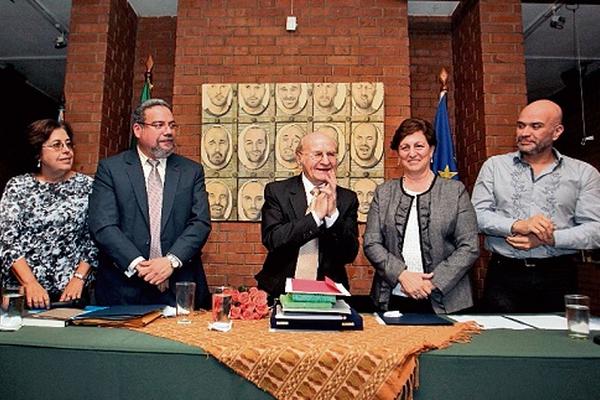 Padre Antonio Gallo, S.J. —al centro—, junto a Ana Echeverría, Gustavo García Fong,  Hilda Caballeros de Mazariegos  y Amílcar Dávila. (Foto Prensa Libre: Edwin Castro)