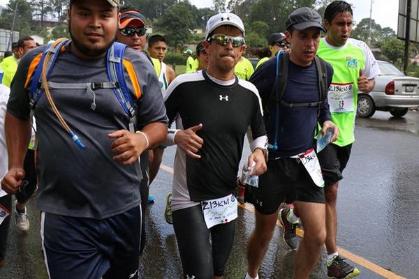 El maratonista Raúl Meléndez Paredes recorre parte de los 213 km para recaudar fondos para institución benéfica. (Foto Prensa Libre, Eduardo Sam)<br _mce_bogus="1"/>