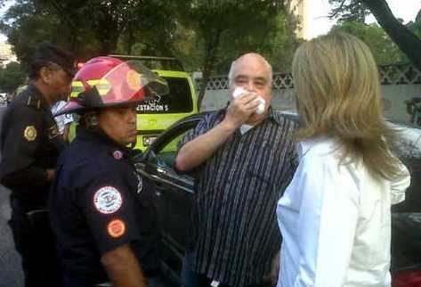 Julio Enrique Torres Lezama es atendido por socorristas tras ser víctima de un asalto en un sector de la zona 9. (Foto Prensa Libre: CBM)