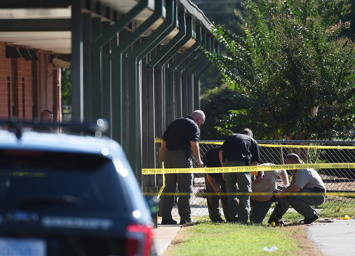 La Policía inspecciona las afueras de la escula donde ocurrió la balacera en Carolina del Sur, Estados Unidos. (Foto Prensa Libre: AP)