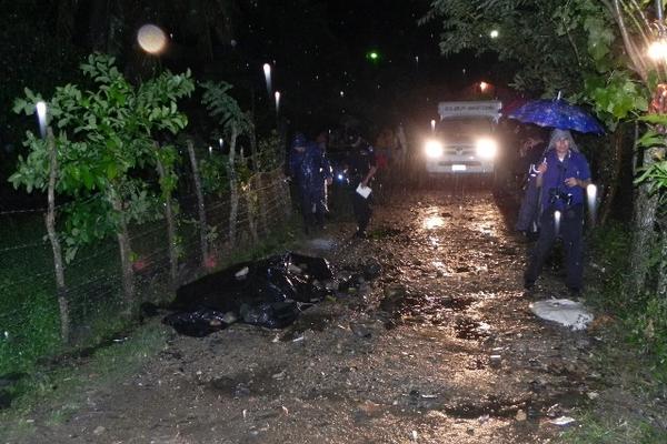 El cadáver de Ricardo Rivera, quedó tendido en una de las calles de la aldea Agua Caliente, Los Amates. (Foto Prensa Libre: José López)