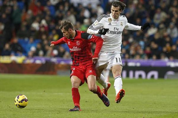 Real Madrid ganó 2-1 al Sevilla y se puso a cuatro puntos del Barcelona con igual número de juegos disputados. (Foto Prensa Libre: EFE)