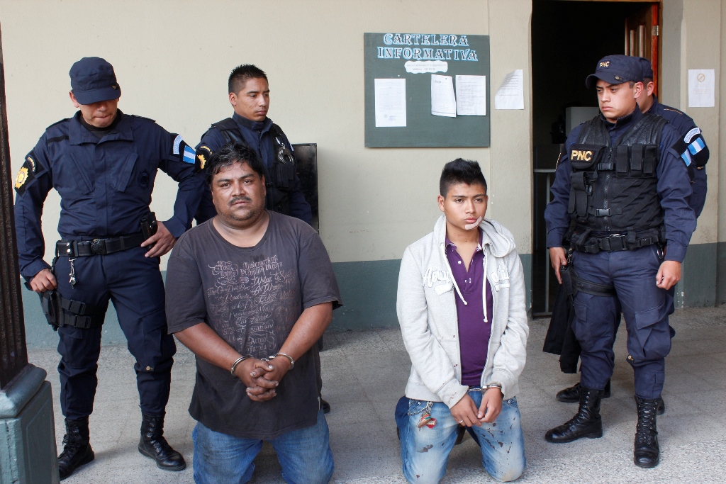 Dos de los tres presuntos delincuentes que fueron detenidos en la ruta Interamericana, El Sitán, Patzicia, Chimaltenango. (Foto Prensa Libre: Víctor Chamalé)