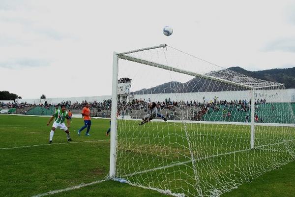 Antigua intentó en varias ocasiones aumentar el marcador y estuvo cerca de lograrlo. (Foto Prensa Libre: Miguel López)