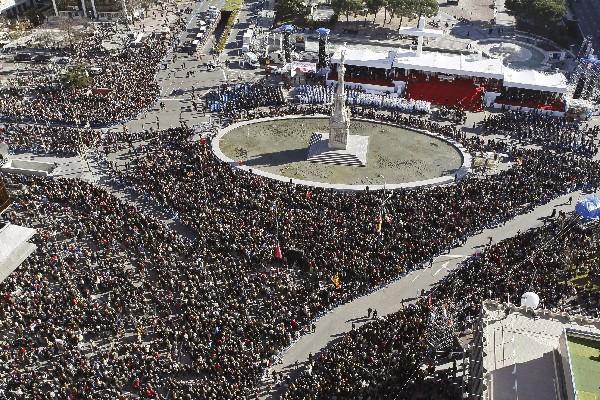 La Plaza de Colón de Madrid, España, acoge a miles para celebrar la Fiesta de la Sagrada Familia. (Foto Prensa Libre: EFE)