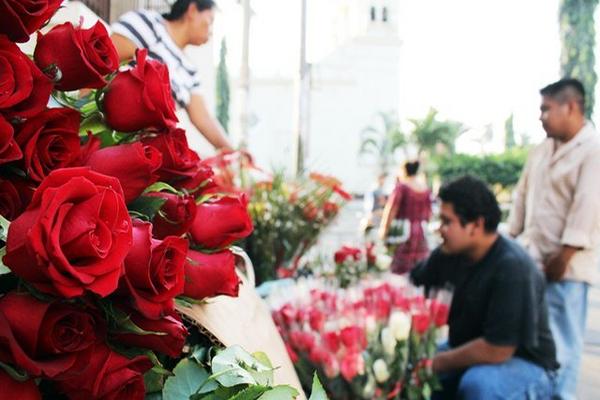 Dos clientes observan los arreglos florales en una venta instalada en la ciudad de Retalhuleu. (Foto Prensa Libre: Rolando Miranda) <br _mce_bogus="1"/>