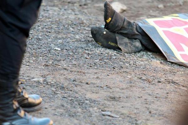 El cadáver de Carlos Vásquez quedó tendido a un costado del puesto de Salud de San Juan Ostuncalco. (Foto Prensa Libre: Carlos Ventura)