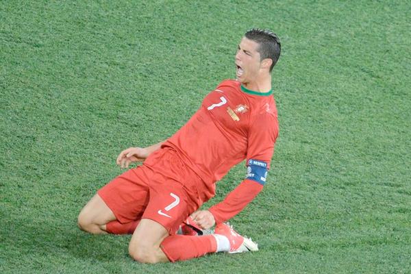 El delantero portugués marcó dos goles en el juego ante Holanda y le dio el pase a su selección a los cuartos de final de la Euro 2012. (Foto Prensa Libre: AFP)