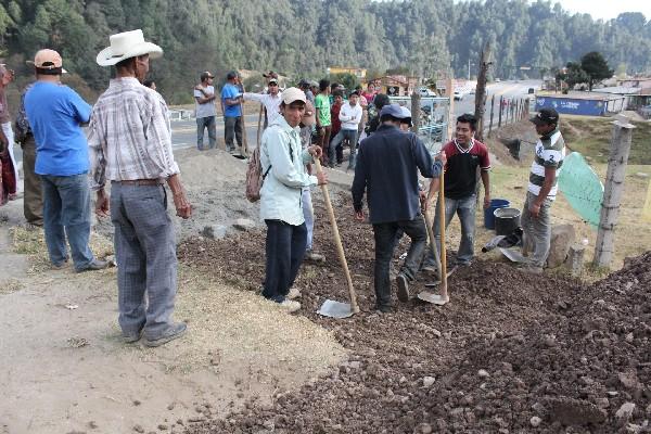 Vecinos empezaron a hacer una cuneta junto a la ruta Interamericana, para evitar inundaciones.