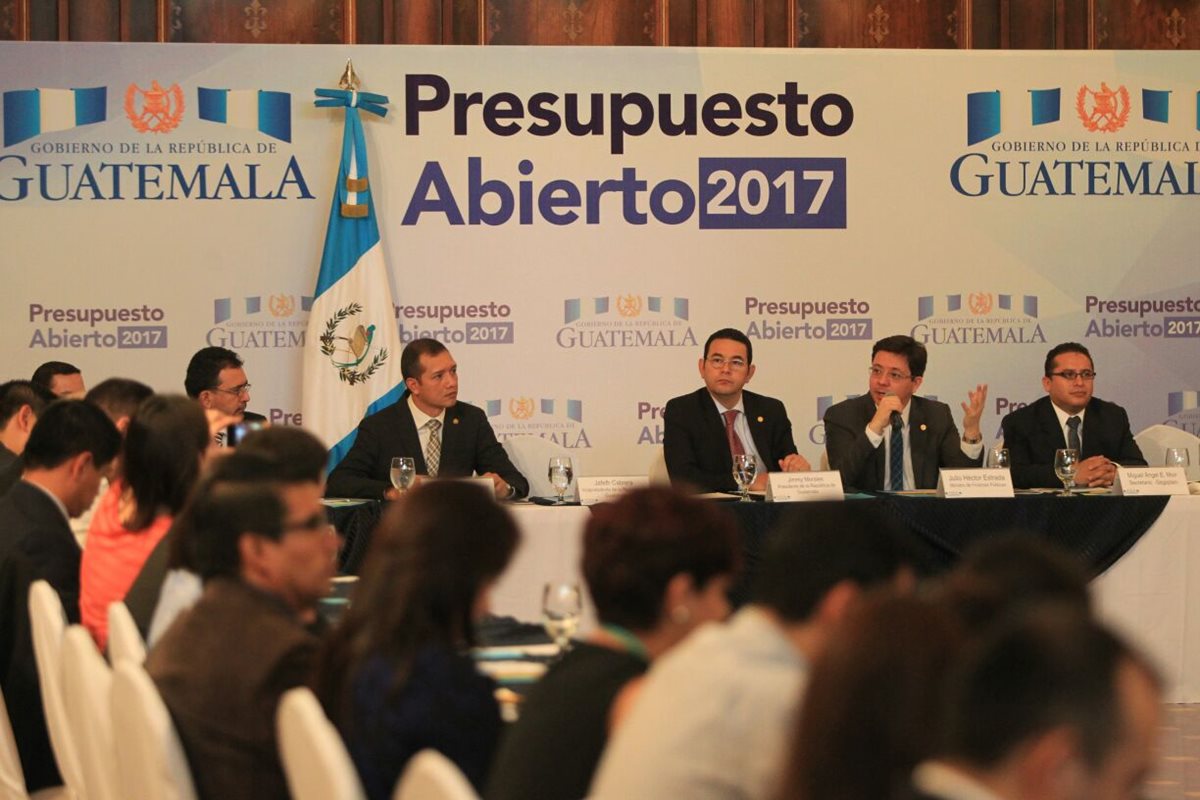 El presidente Jimmy Morales dirige la primera sesión de diálogos. (Foto Prensa Libre: Esbin García)