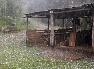 Lluvia acompañada  de granizo cayó el lunes en Cobán, Alta Verapaz. (Foto Prensa Libre: @ConredGuatemala)