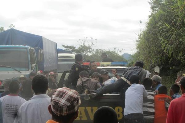 Los presuntos asaltantes fueron detenidos y vapuleados por una turba de pobladores de San Pedro Carcha, Alta Verapaz. (Foto Prensa Libre: Eduardo Sam)<br _mce_bogus="1"/>