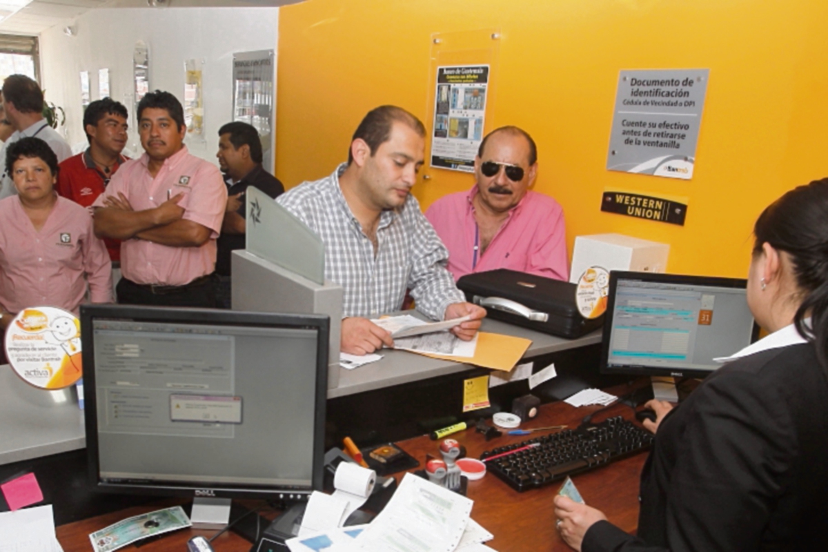 Las agencias bancarias en centros comerciales estarán abiertas al público durante el feriado. (Foto Prensa Libre: OSCAR RIVAS)