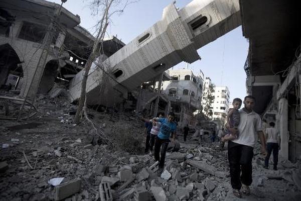 El minarete de una mezquita de Gaza, derrumbado después de haber sido blanco de un bombardeo israelí. (Foto Prensa Libre: AFP).