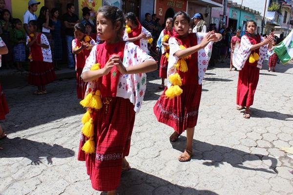 Con un desfile escolar, y bandas que interpretaron melodías de Rafael Álvarez Ovalle, uno de los autores del himno nacional, se festejó este miércoles el 154 aniversario del nacimiento de este compositor en su natal Comalapa, Chimaltenango.  (Foto Prensa Libre: José Rosales)