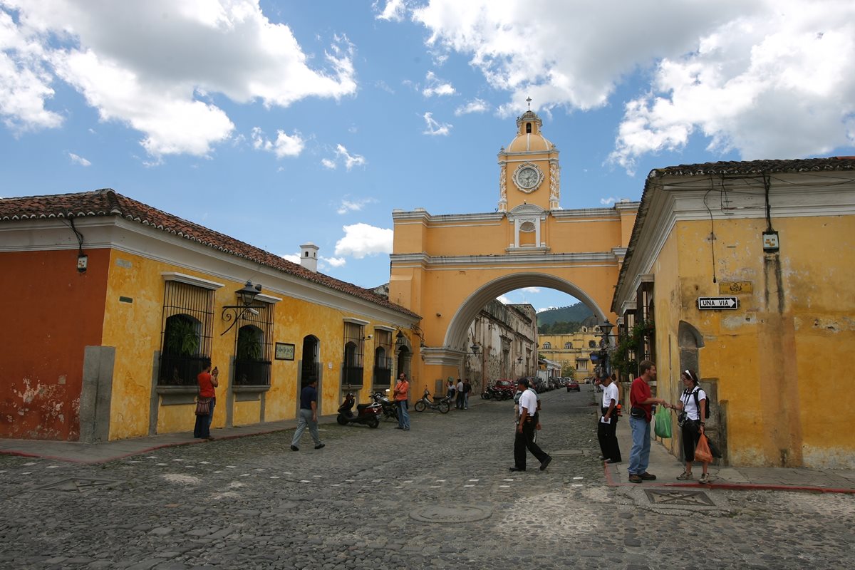 La PNC logró la captura de una personas que desnuda acosaba turistas en Antigua Guatemala, Sacatepéquez. (Foto Prensa Libre: Hemeroteca PL)