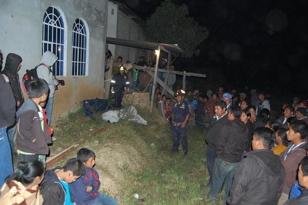 El cadáver de un hombre fue rescatado de un pozo a donde cayó accidentalmente. (Foto Prensa Libre: Víctor Chamalé)