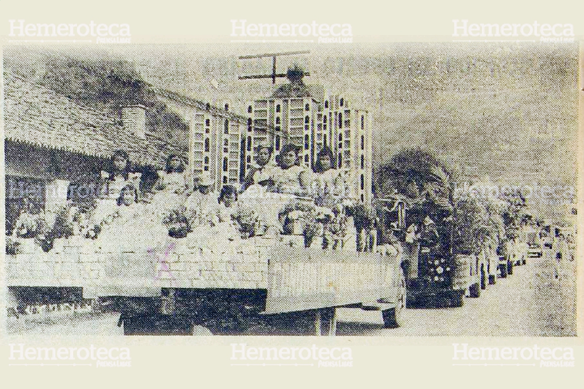 Desfile de  carrozas en Panajachel, en 1975. (Foto: Hemeroteca PL)